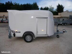 remorque fourgon de couleur blanche de la marque debon cargo type pullman à Lyon